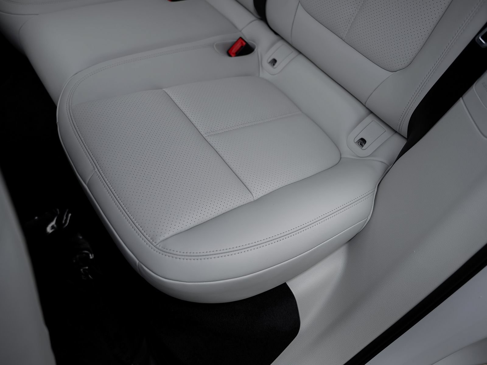 Used 2025 Porsche Macan AWD/4WD image 38
