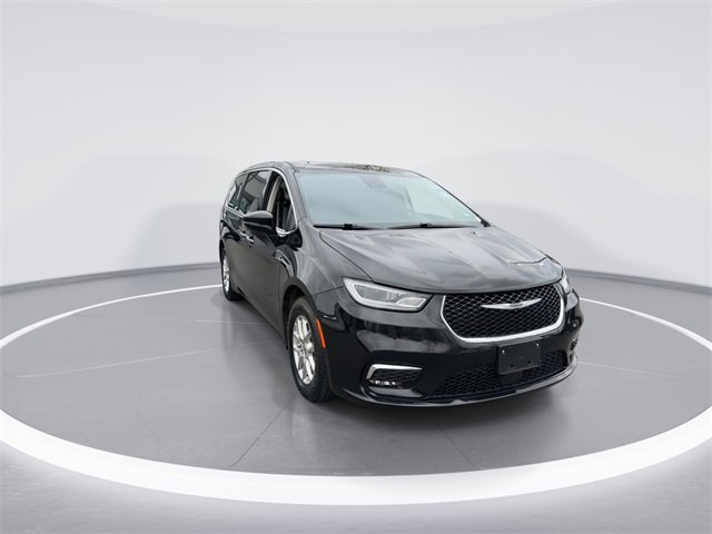 Used 2024 Chrysler Pacifica Touring-L image 2