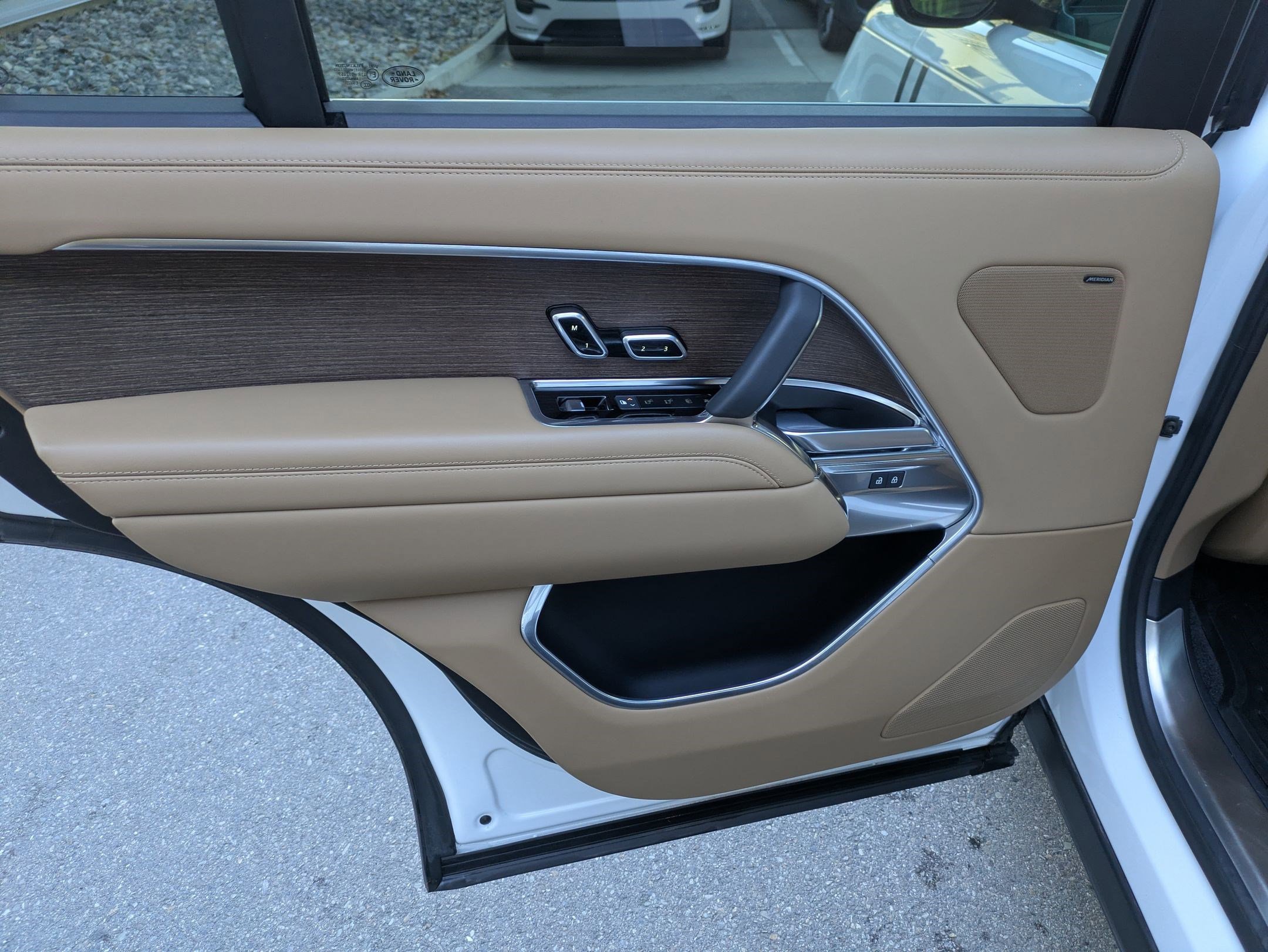 Used 2024 Land Rover Range Rover Long Wheelbase SE image 28