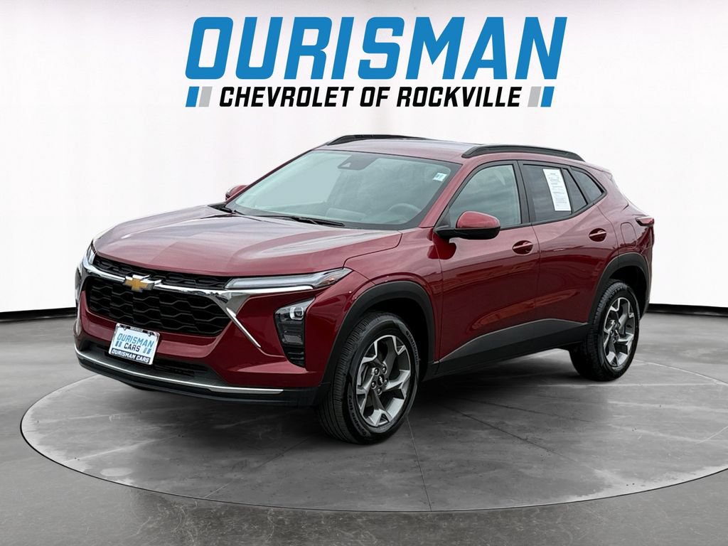 Used 2025 Chevrolet Trax LT FWD image 2