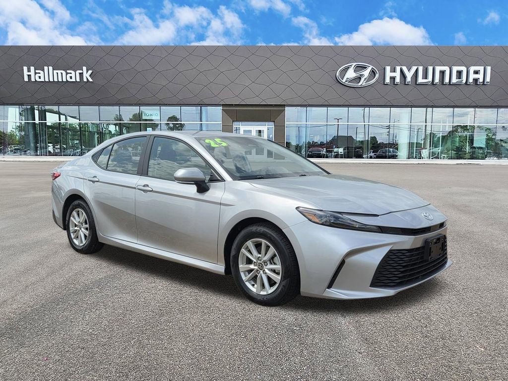 Used 2025 Toyota Camry LE image 1