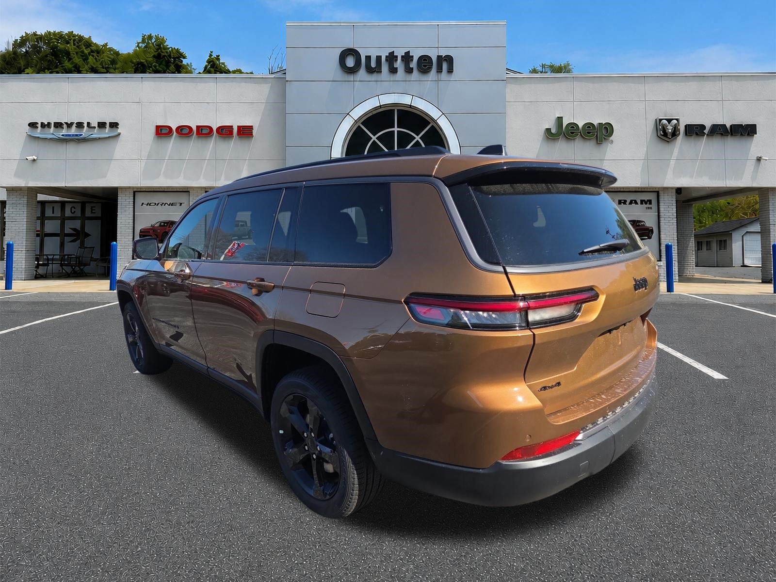 New 2026 Jeep Grand Cherokee L Limited w/ Limited Altitude Package AWD/4WD image 5