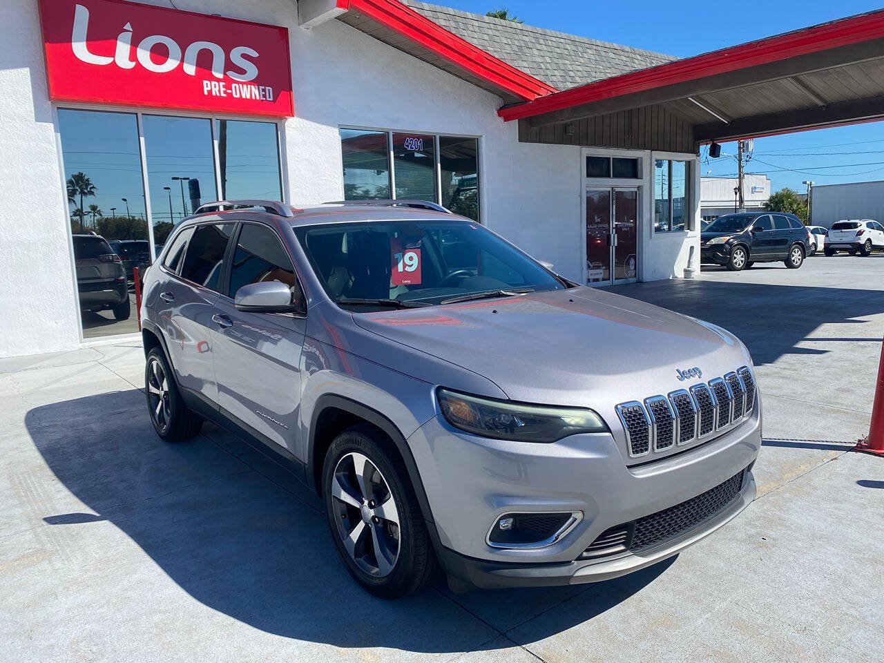 Used 2019 Jeep Cherokee Limited FWD image 2