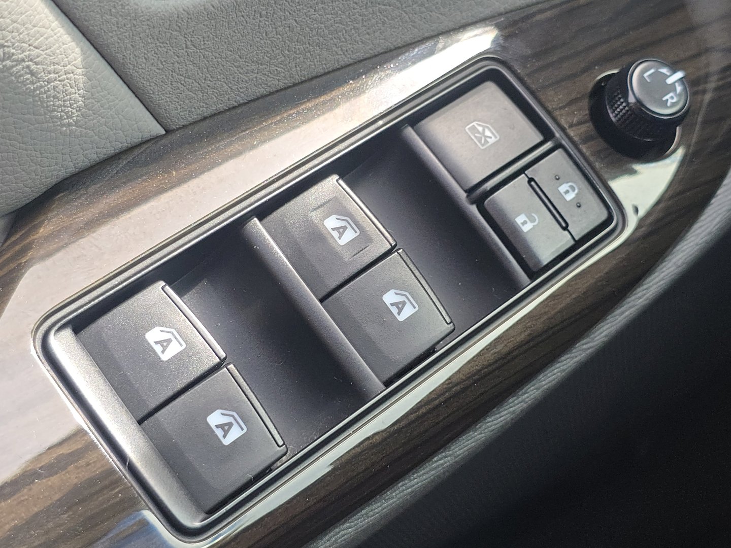 Used 2015 Toyota Sienna XLE Premium FWD image 27