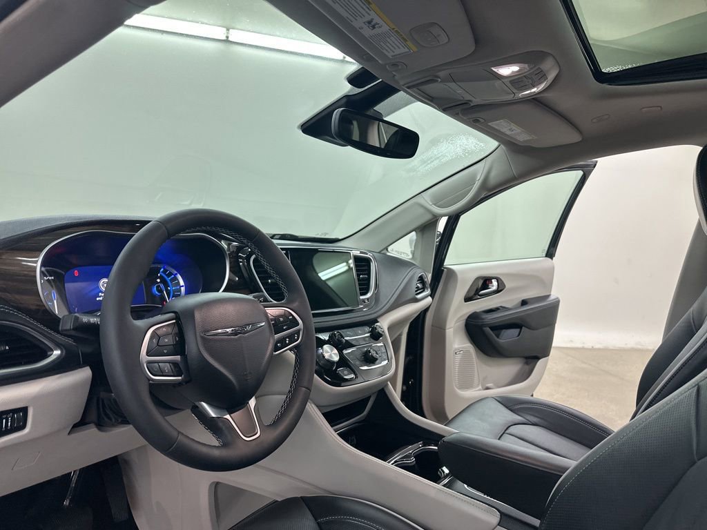 Used 2022 Chrysler Pacifica Limited image 29