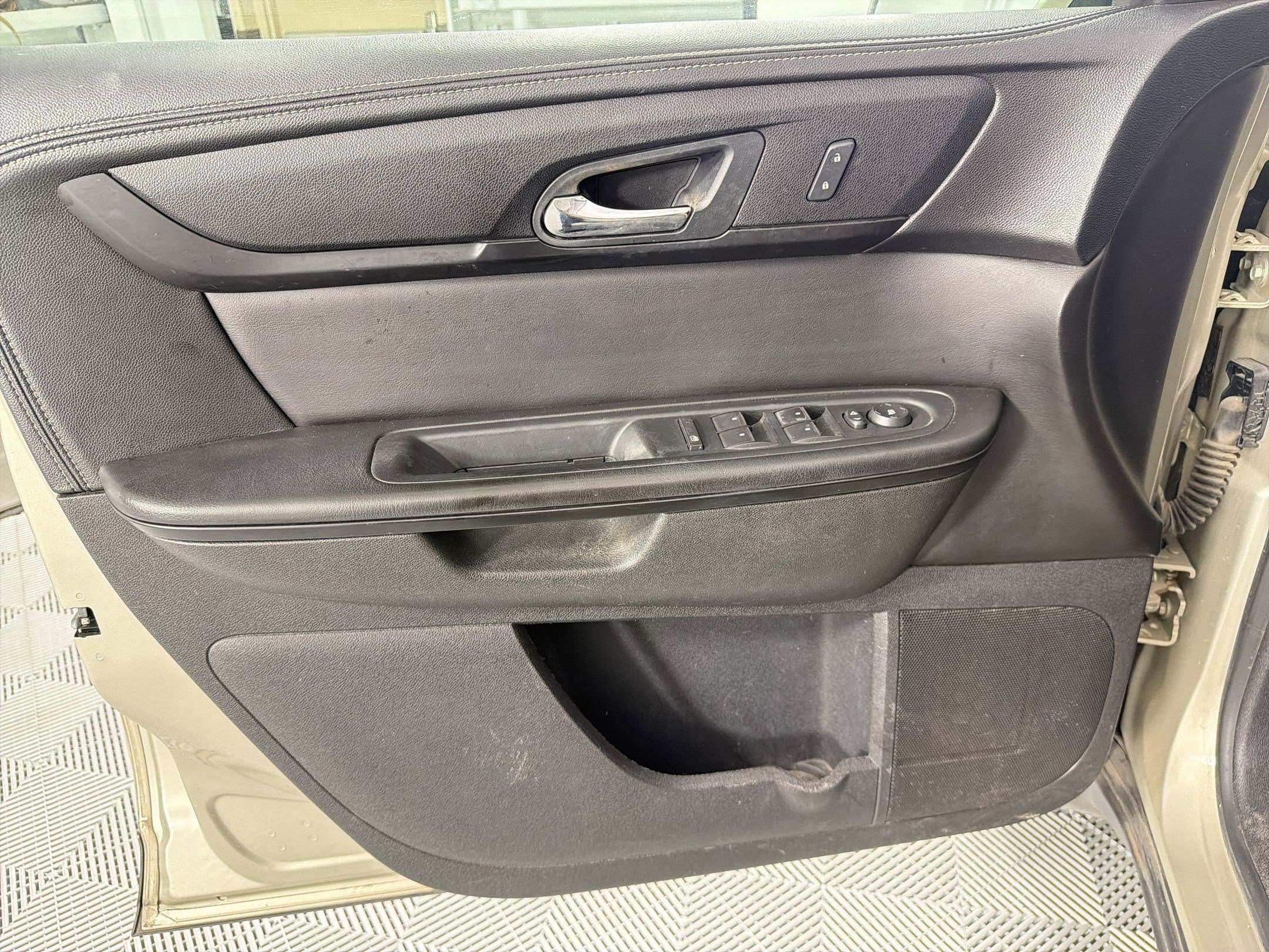 Used 2016 Chevrolet Traverse LT w/ Style and Technology Package image 11