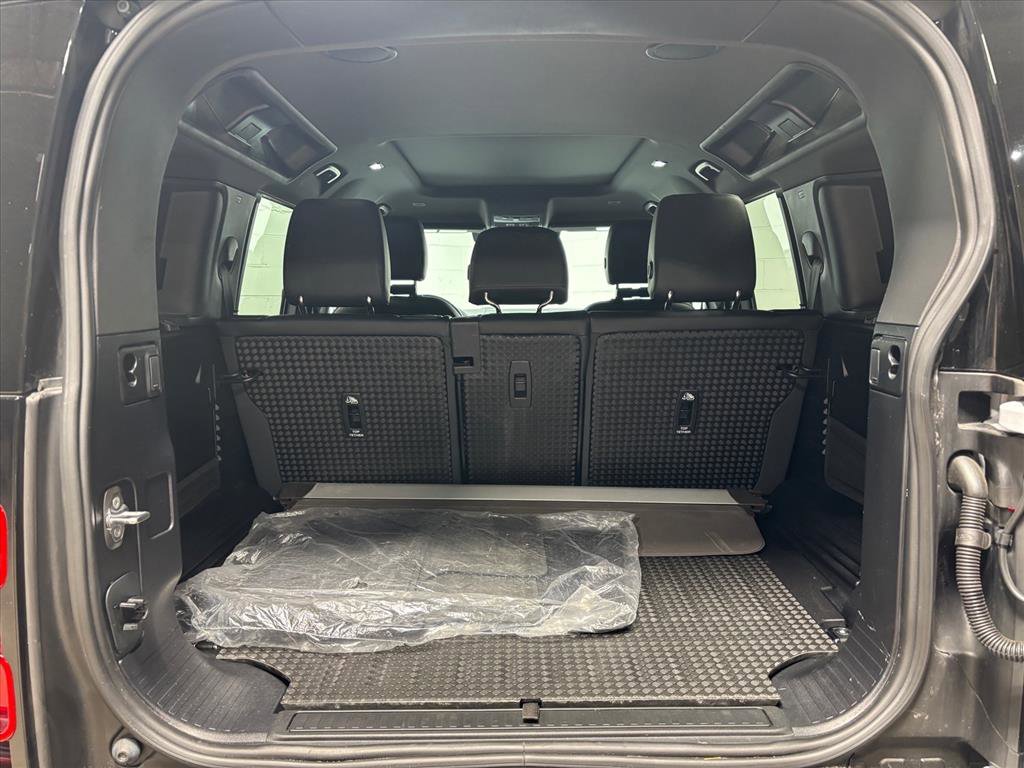 Used 2023 Land Rover Defender 110 SE image 40