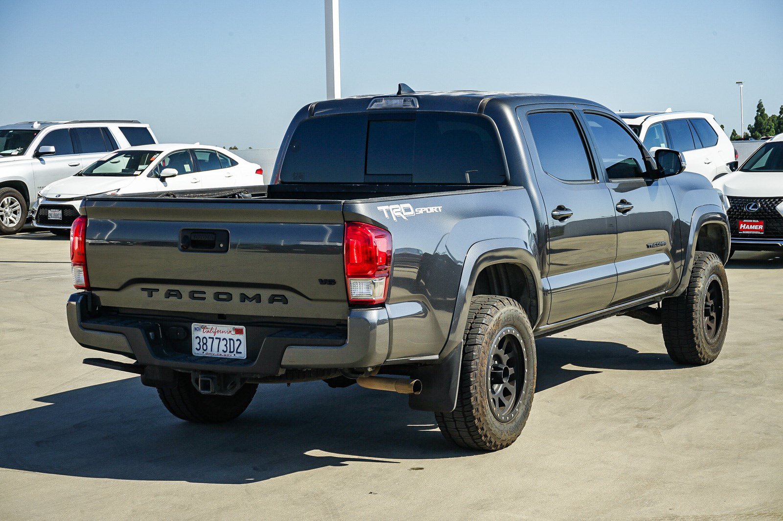 Used 2017 Toyota Tacoma TRD Sport w/ Tow Package RWD image 7