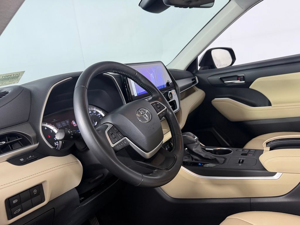 Used 2024 Toyota Highlander XLE FWD image 19