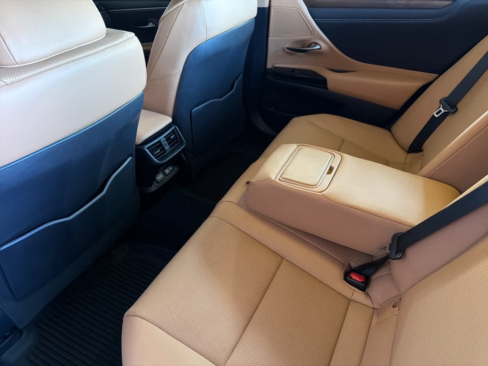 Certified 2024 Lexus ES 300h w/ Premium Package FWD image 4