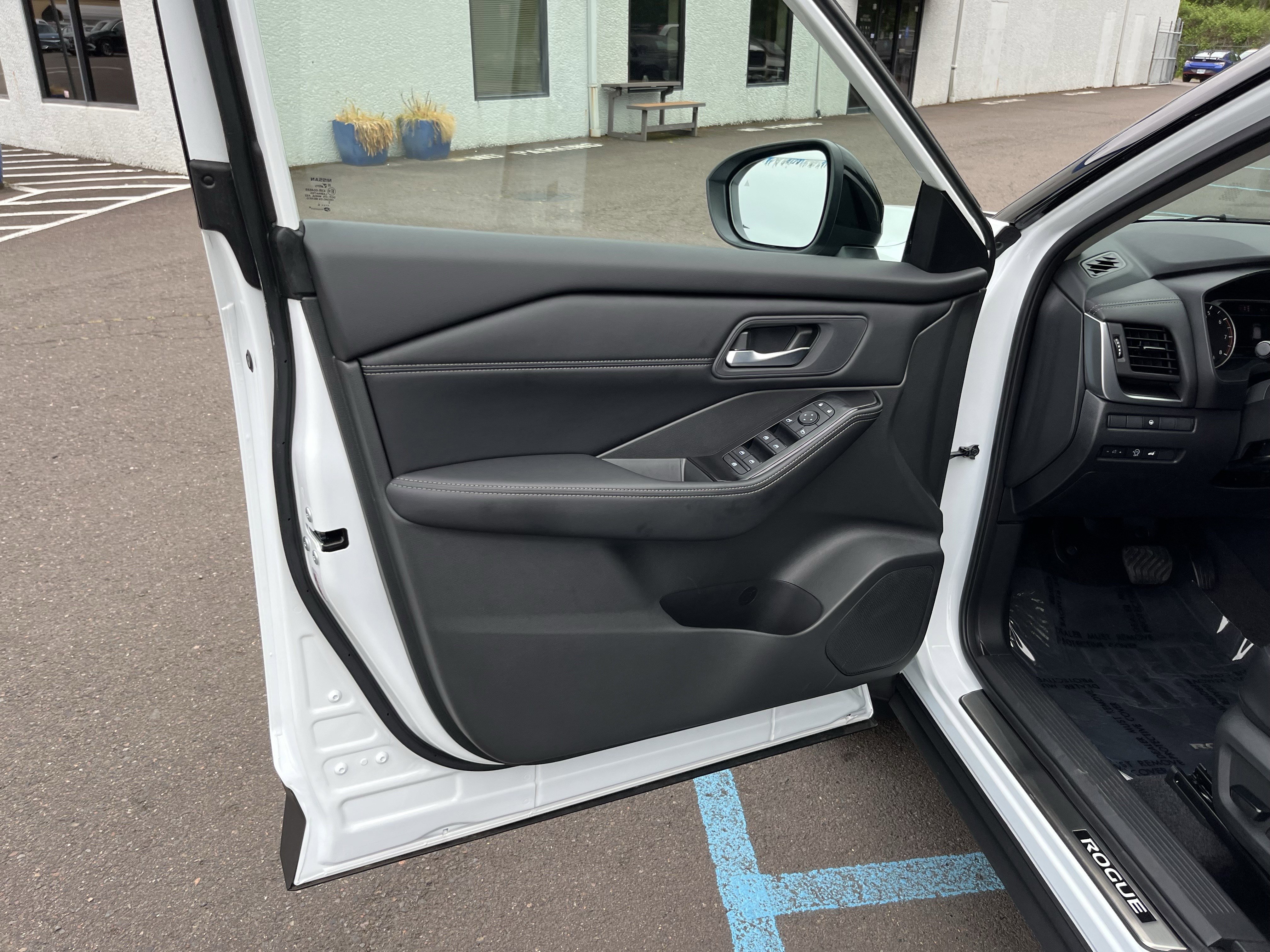 Used 2026 Nissan Rogue SV AWD/4WD image 15