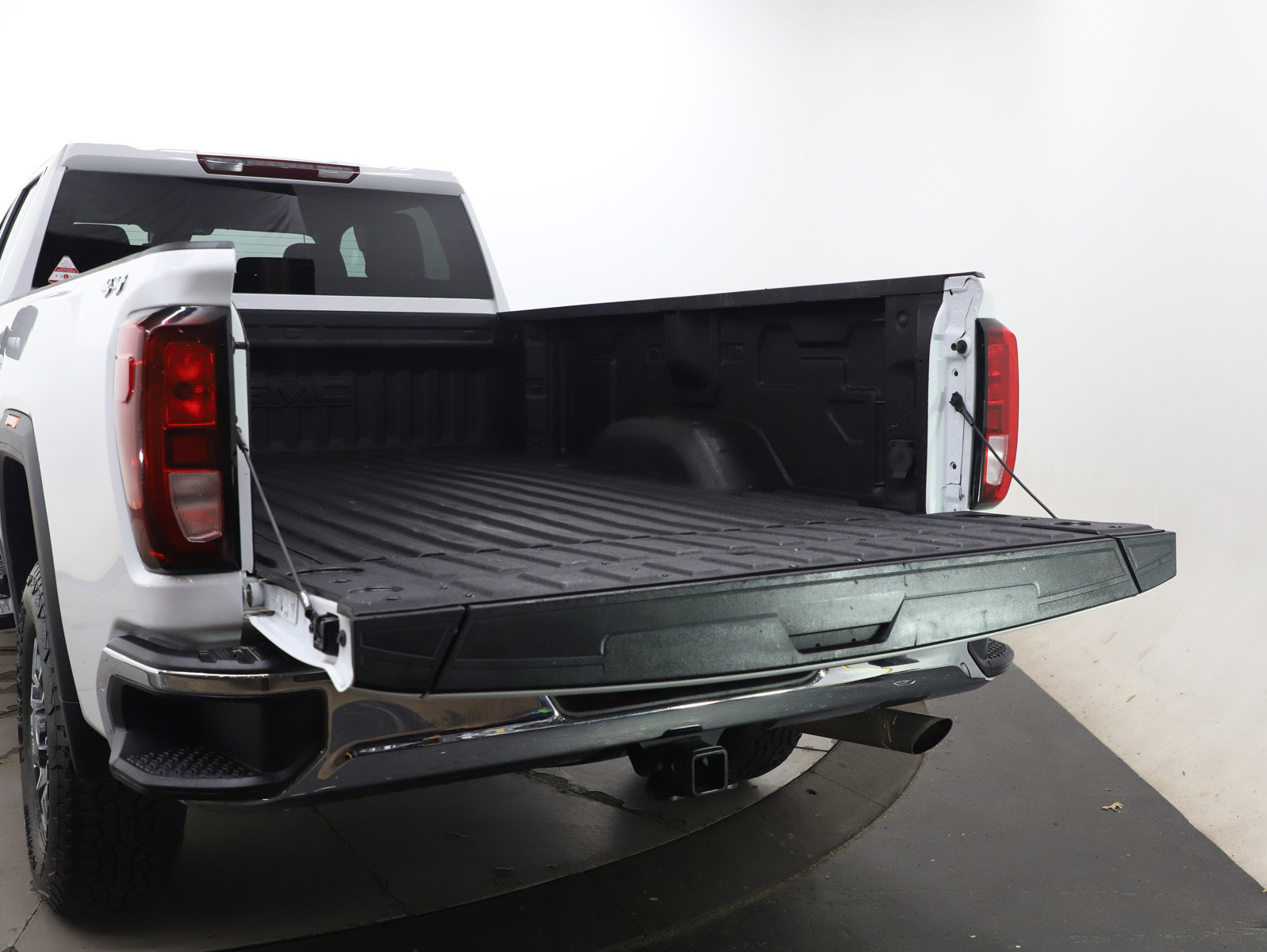 Used 2024 GMC Sierra 3500 SLE w/ SLE Convenience Package image 9