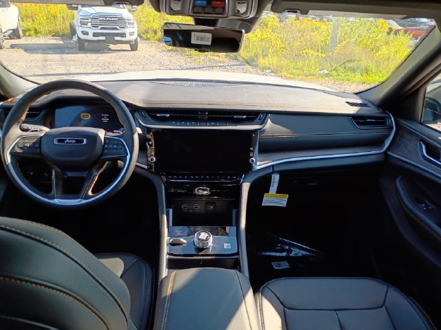 New 2026 Jeep Grand Cherokee Limited AWD/4WD image 9