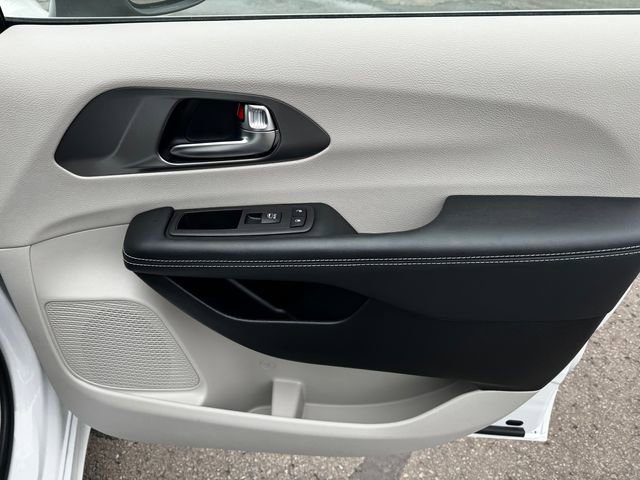 Certified 2023 Chrysler Pacifica Touring-L image 14