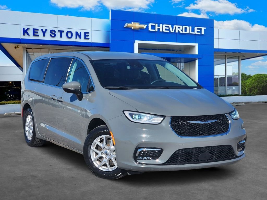 Used 2023 Chrysler Pacifica Touring-L image 1