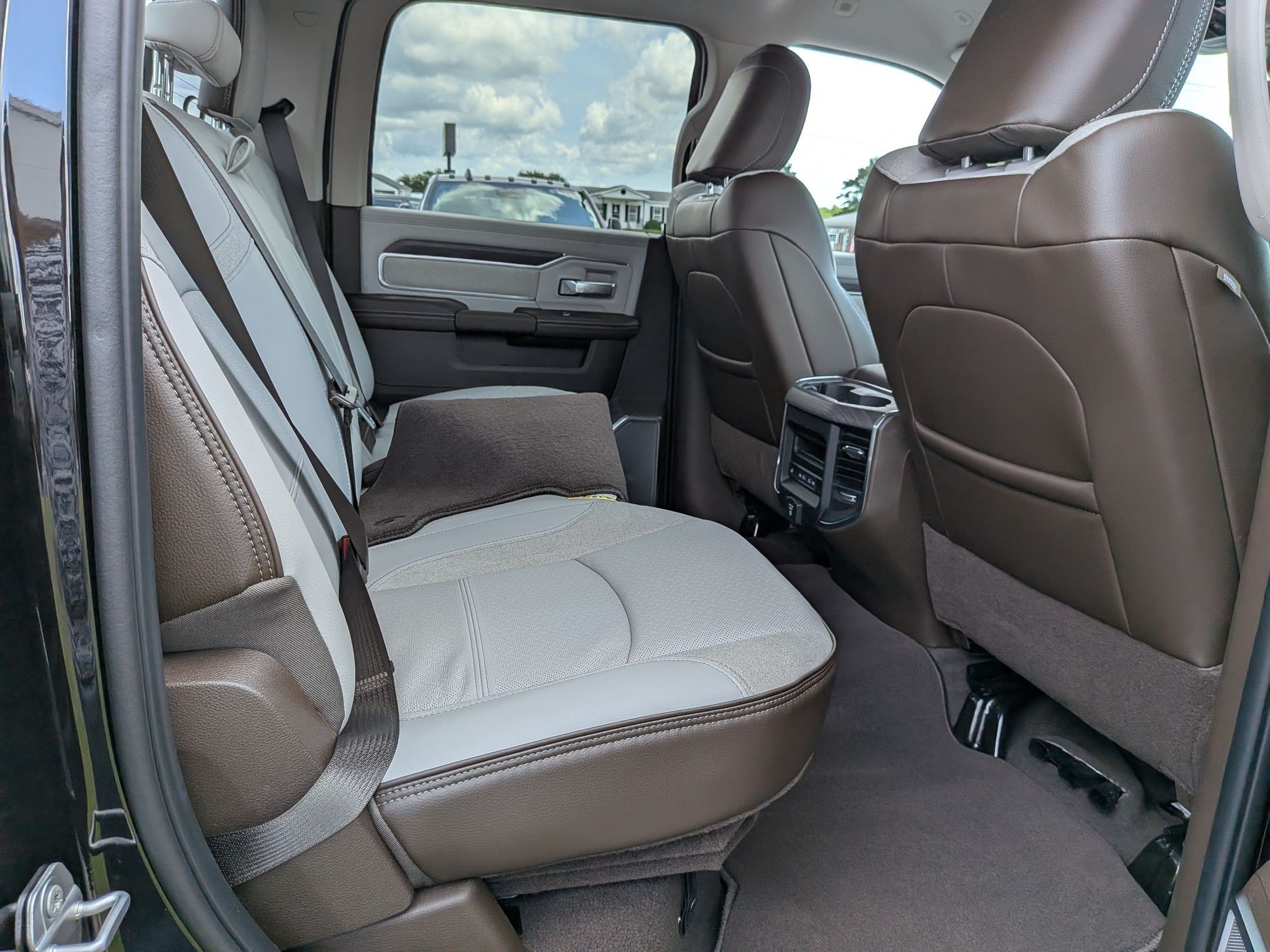 New 2026 RAM 2500 Laramie AWD/4WD image 18