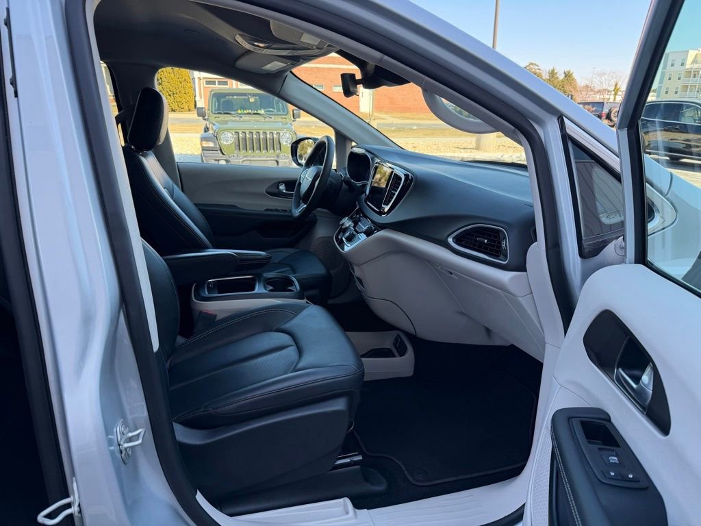 Used 2024 Chrysler Pacifica Touring-L image 21