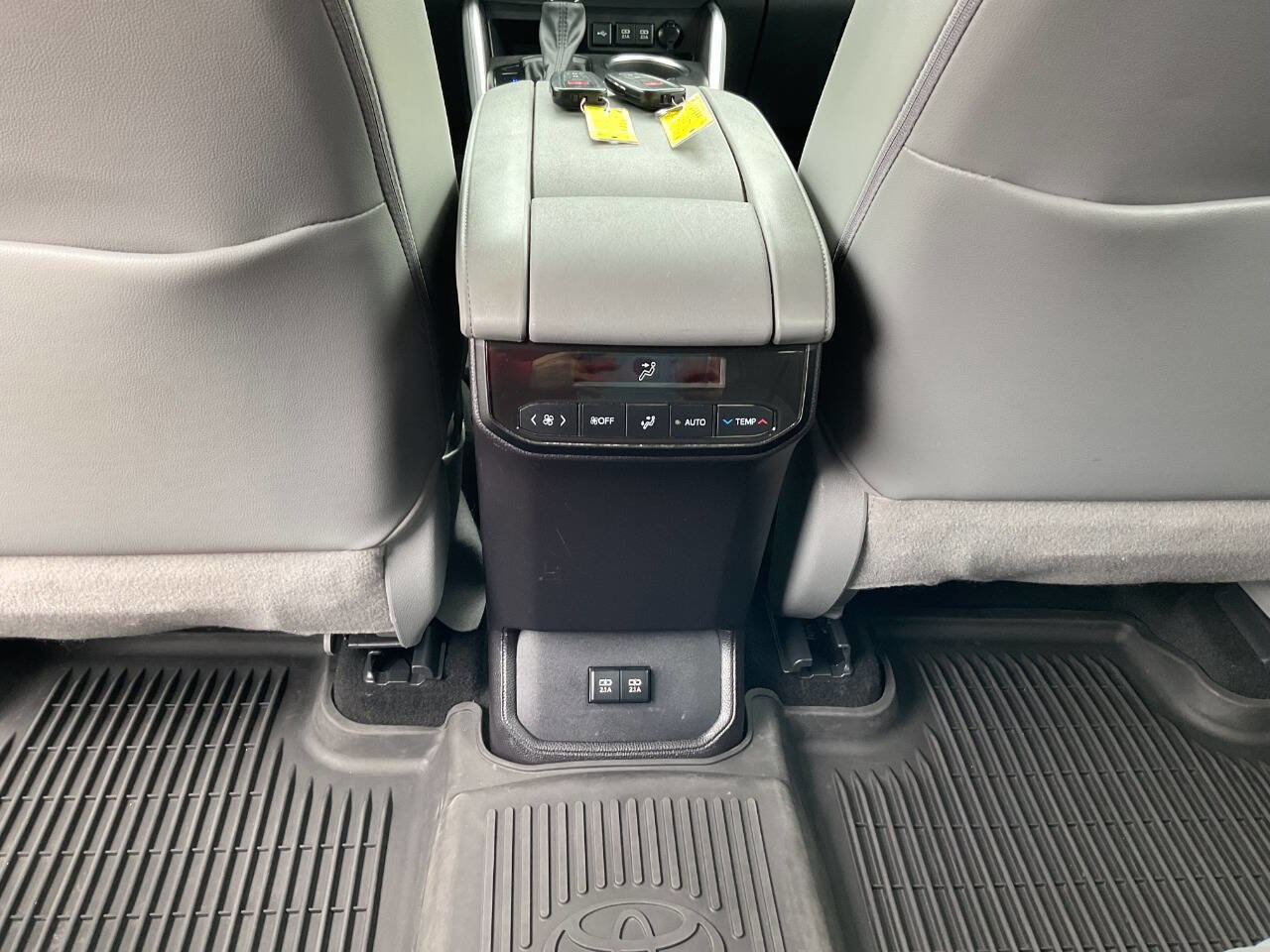 Used 2021 Toyota Highlander XLE AWD/4WD image 39