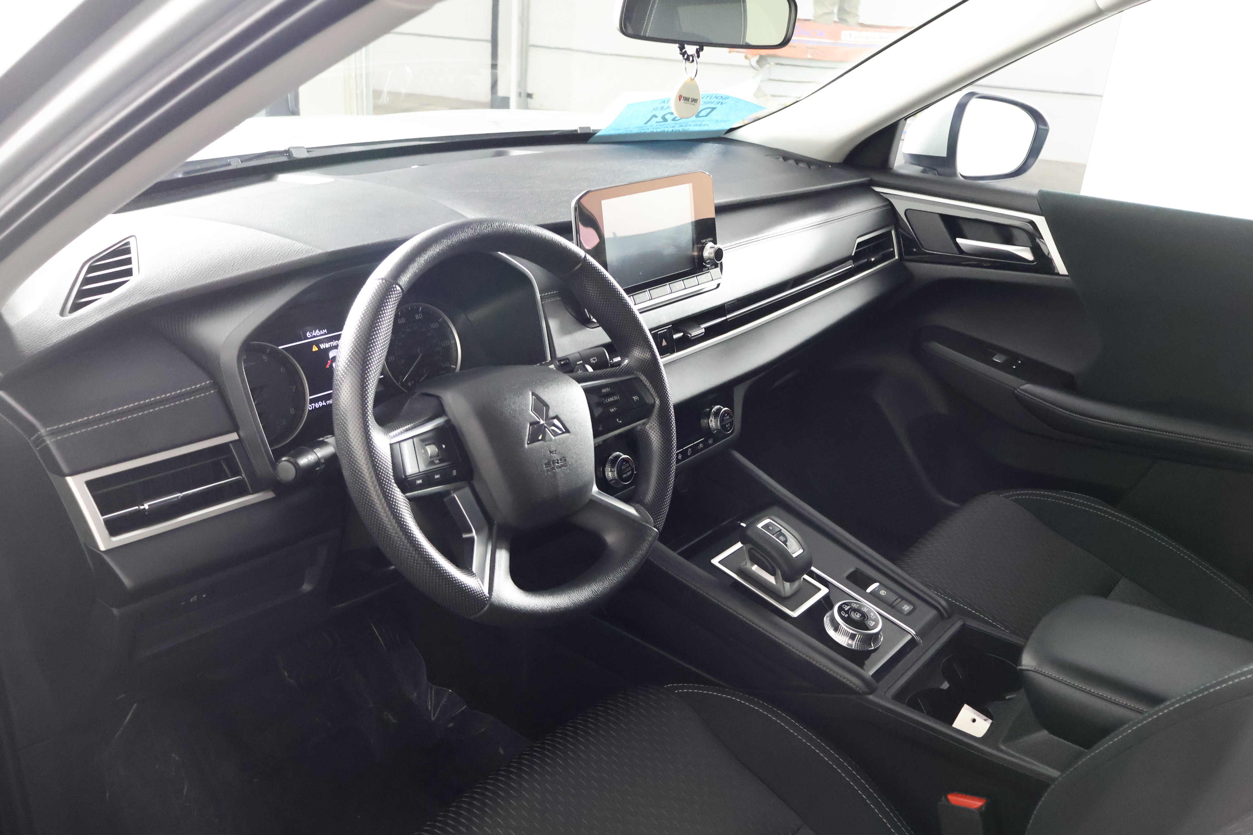 Used 2024 Mitsubishi Outlander ES image 2