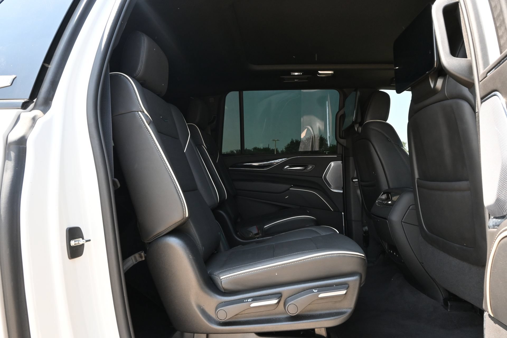 Used 2023 Cadillac Escalade ESV Sport w/ LPO, ONYX Package AWD/4WD image 24