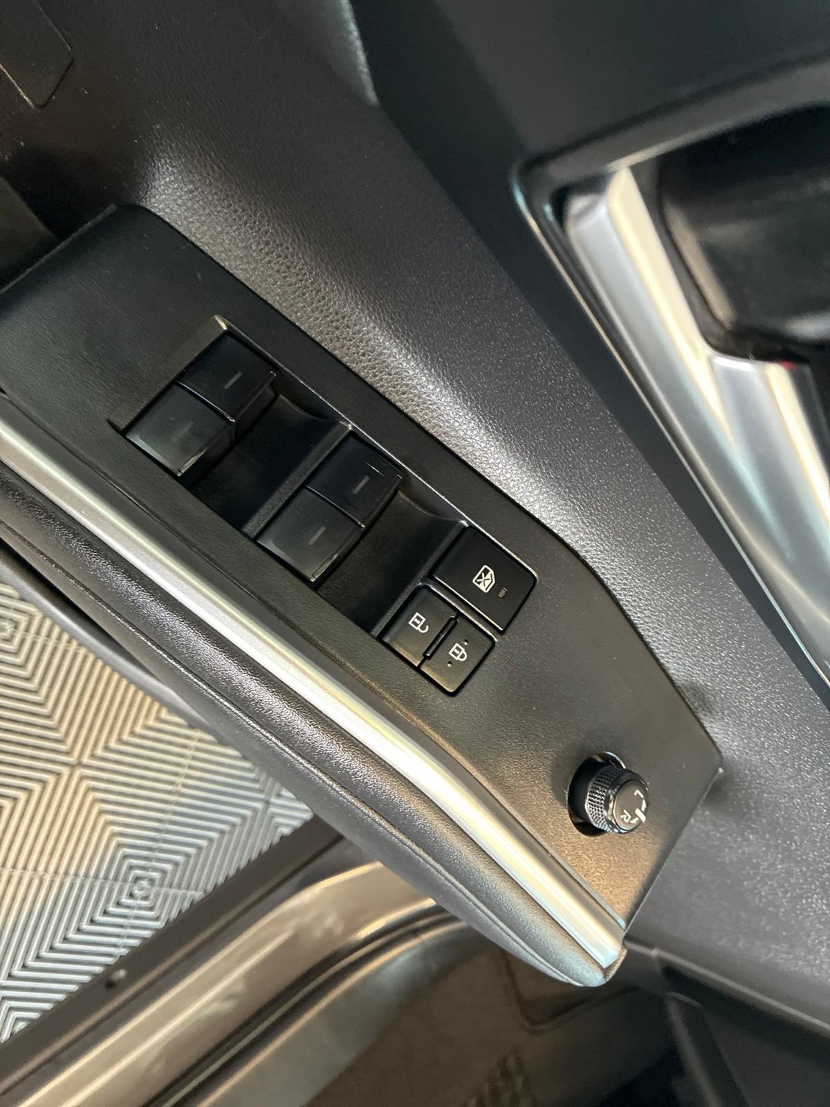 Used 2024 Toyota Highlander XLE AWD/4WD image 16