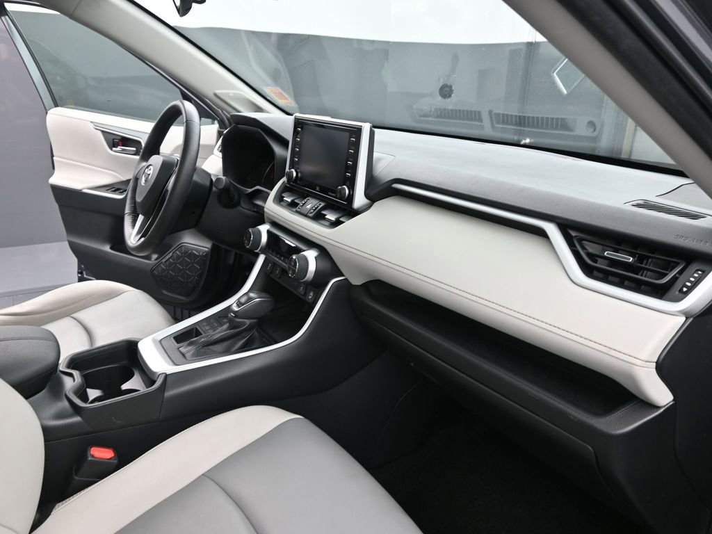 Used 2021 Toyota RAV4 XLE Premium image 11