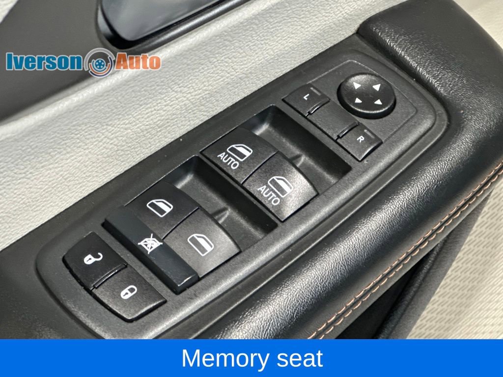 Used 2020 Chrysler Pacifica Touring-L FWD image 17