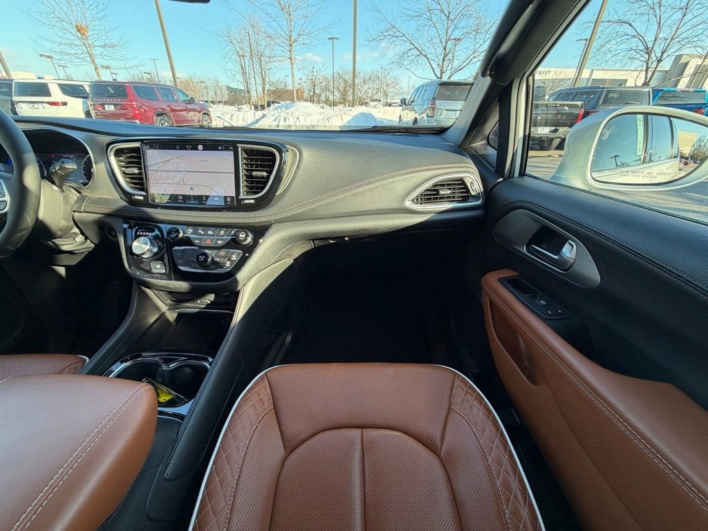 Used 2024 Chrysler Pacifica Pinnacle image 16