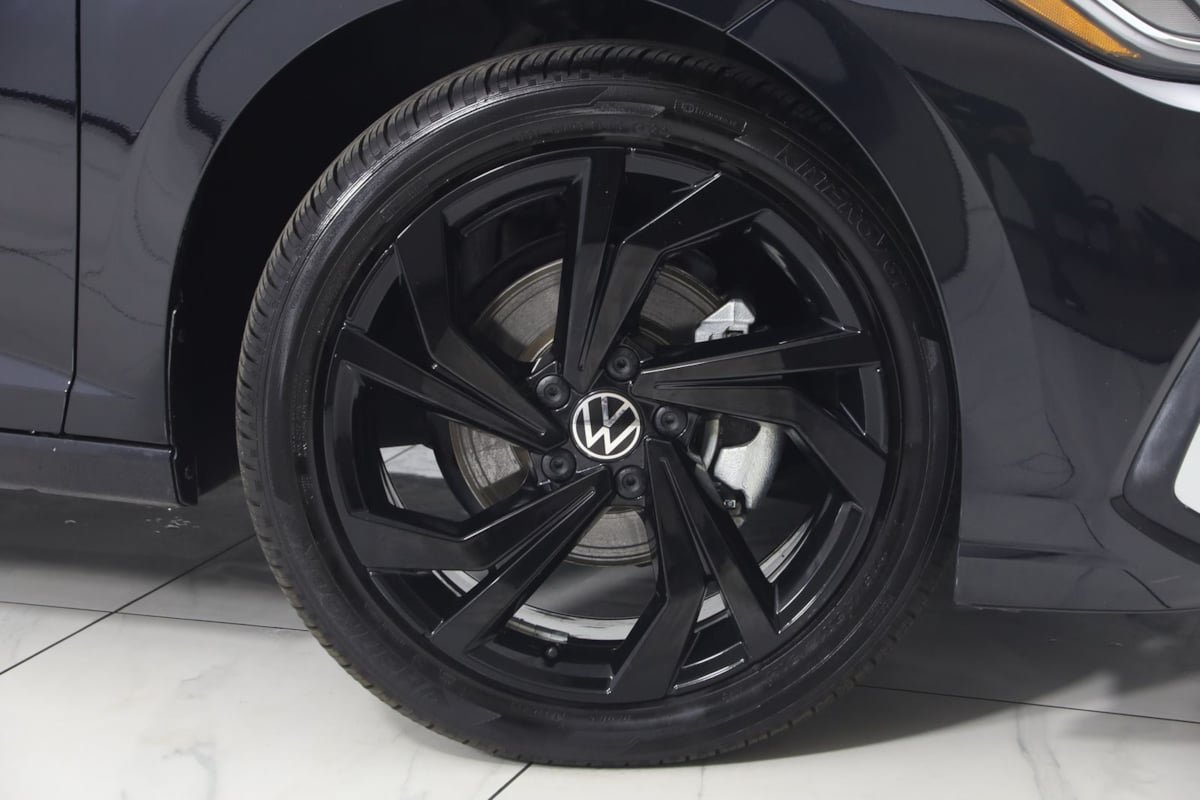 Used 2025 Volkswagen Jetta SE w/ Sunroof Package FWD image 16