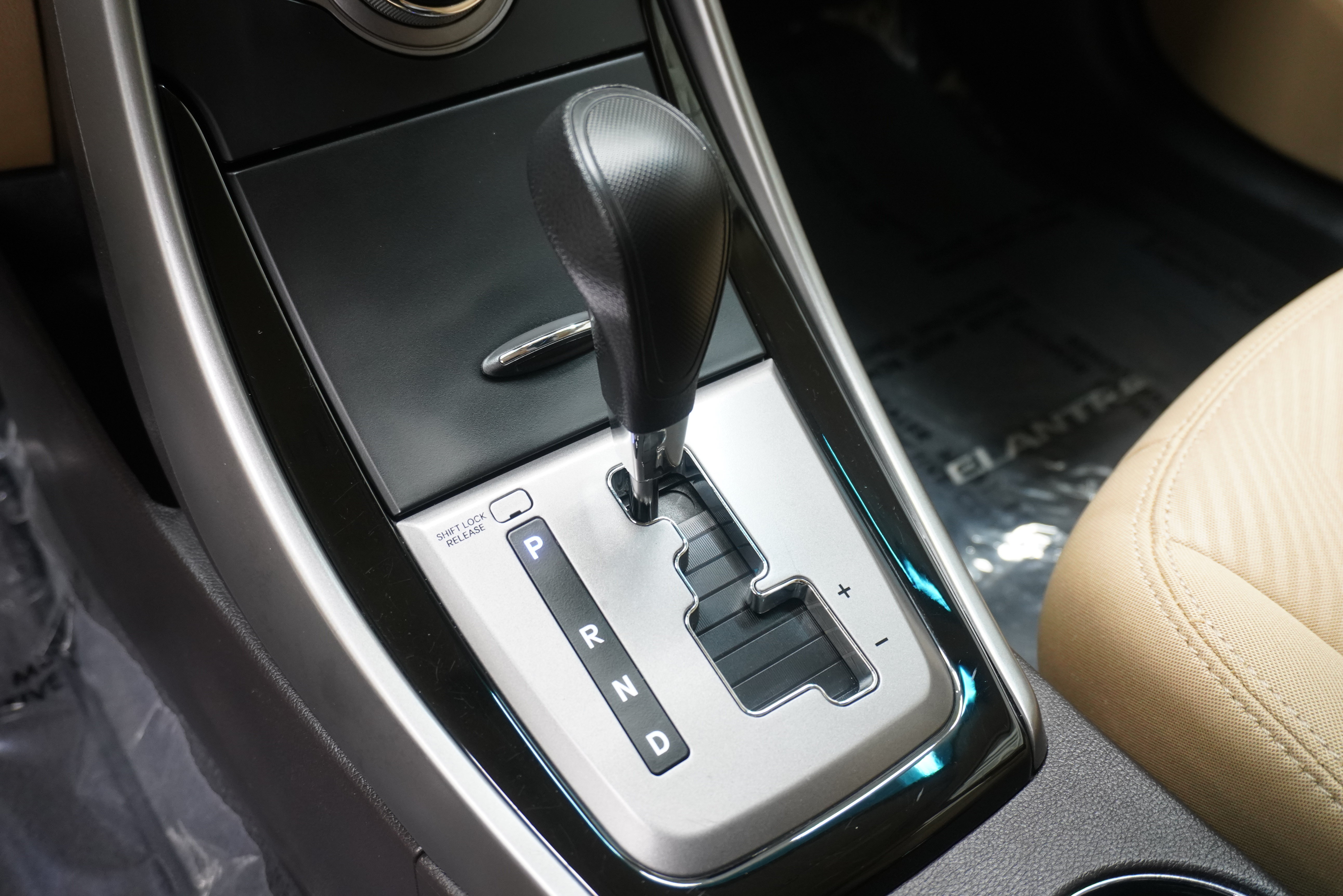 Used 2013 Hyundai Elantra GLS w/ Preferred Pkg FWD image 18