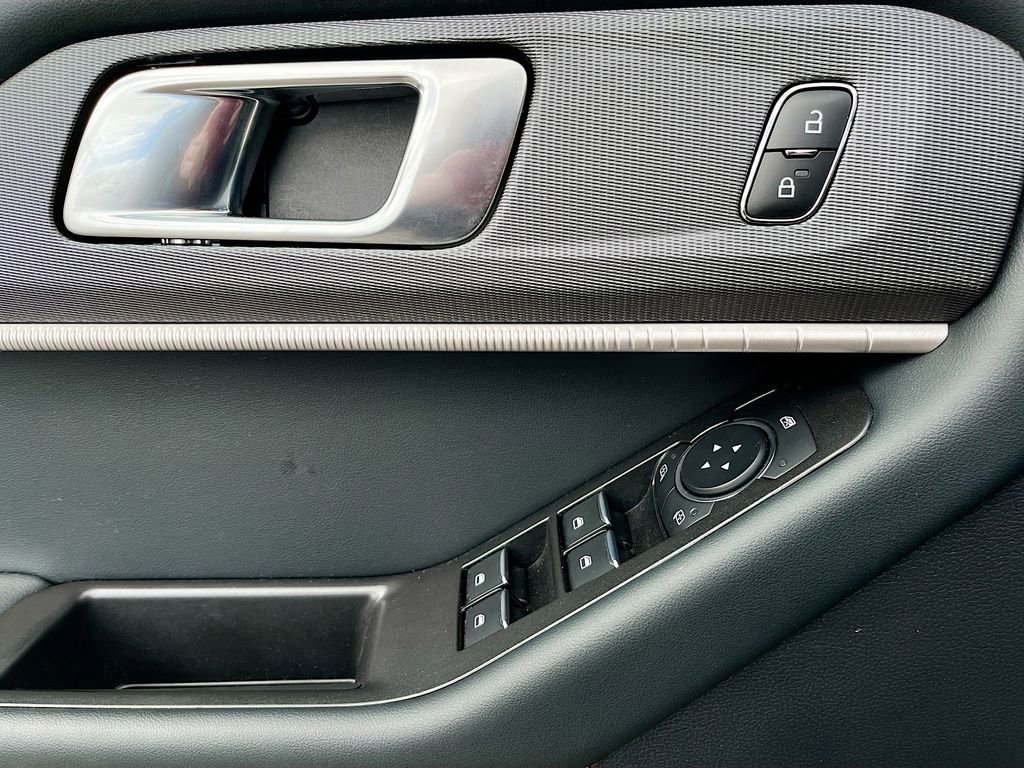 Used 2025 Ford Explorer ST-Line w/ ST-Line Street Pack image 18