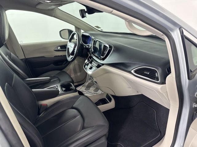 Used 2023 Chrysler Pacifica Touring-L image 17