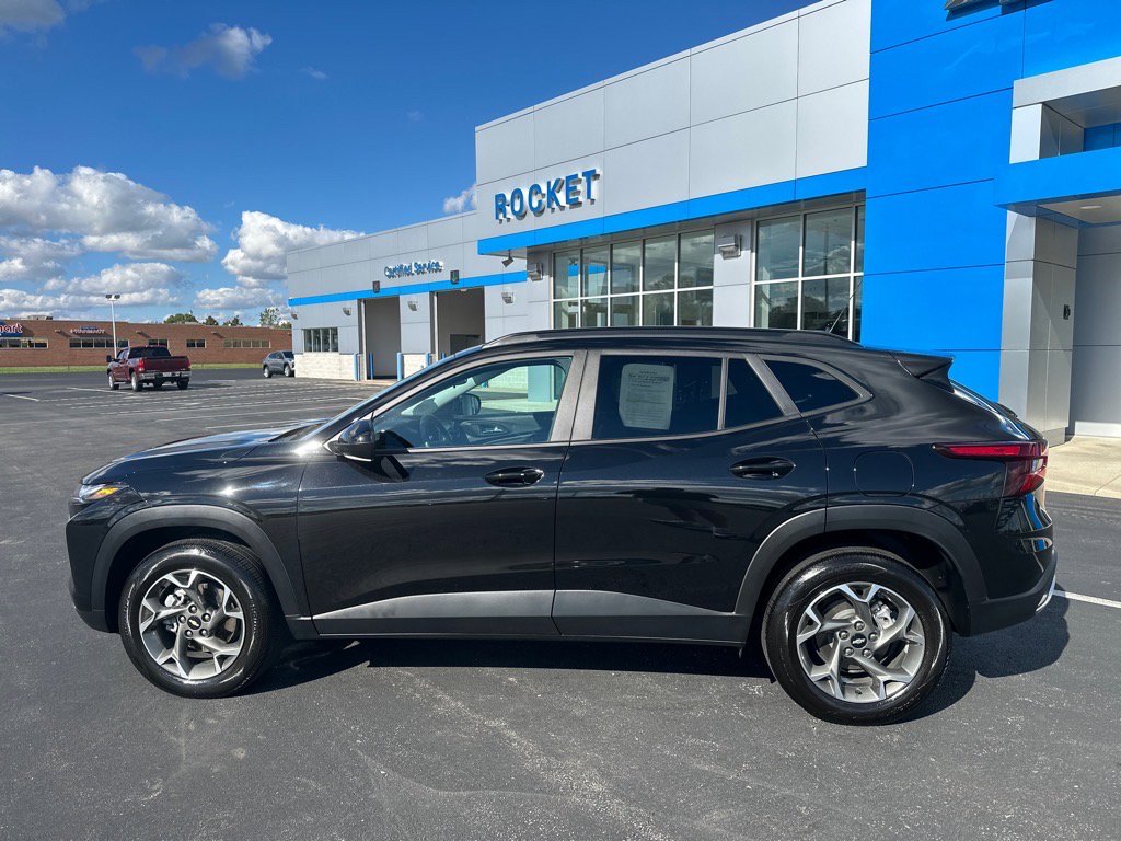 Used 2024 Chevrolet Trax LT w/ Sunroof Package image 8