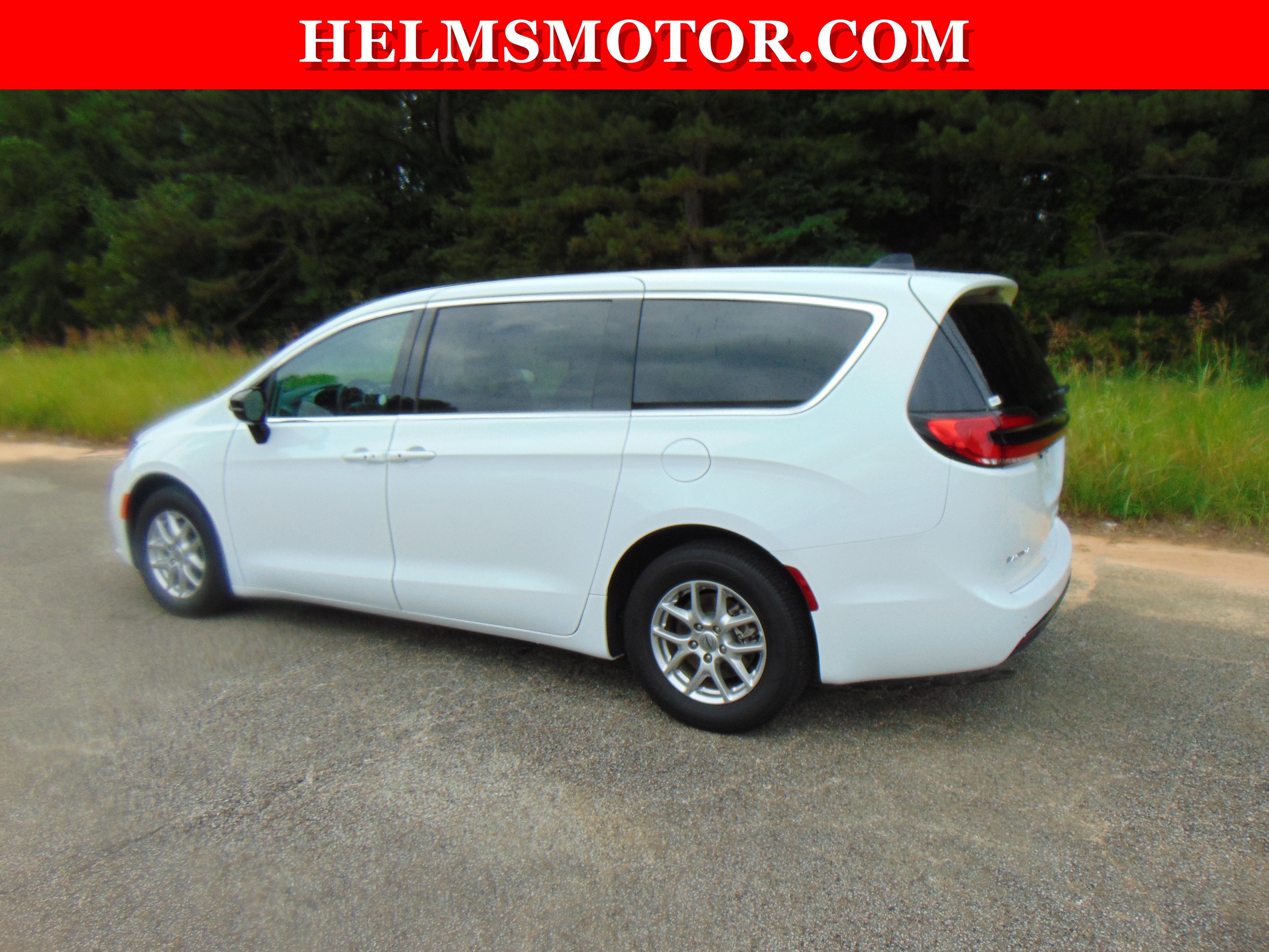 Used 2024 Chrysler Pacifica Touring-L image 7