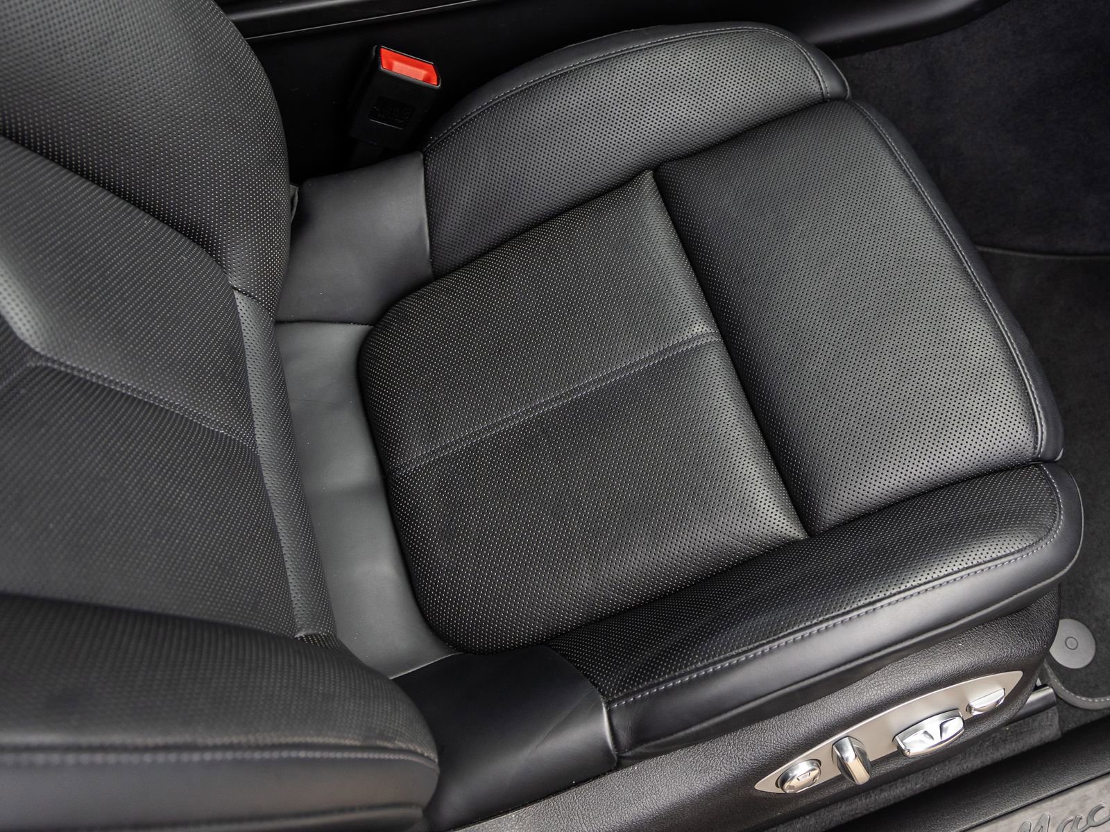 Certified 2023 Porsche Macan Turbo AWD/4WD image 43