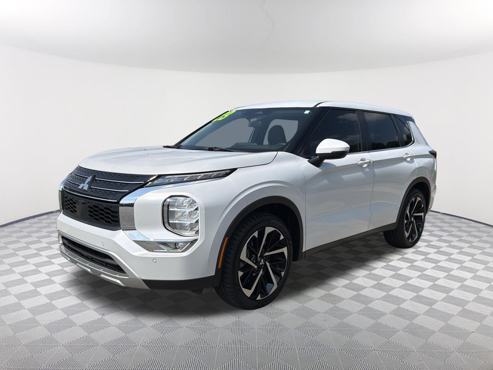 Used 2023 Mitsubishi Outlander SE FWD image 3