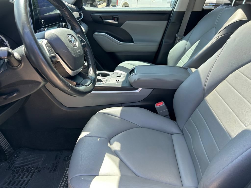 Used 2023 Toyota Highlander XLE FWD image 11