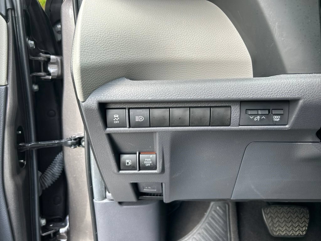 Used 2024 Toyota Sienna XLE FWD image 24