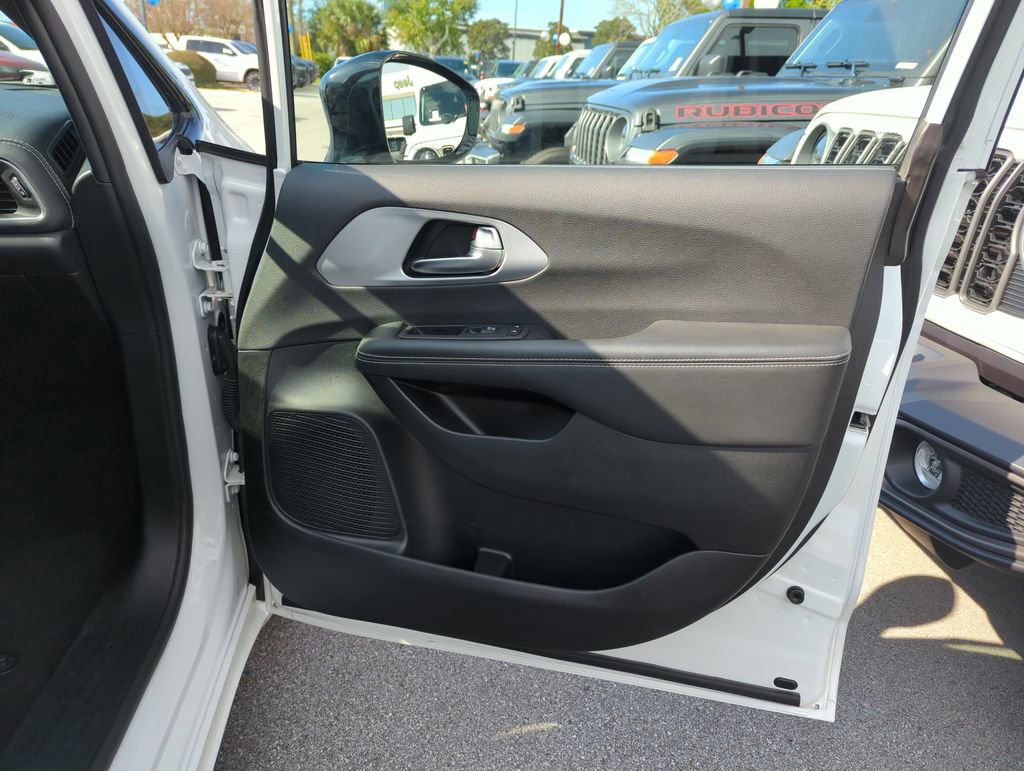 Used 2025 Chrysler Pacifica Limited image 34