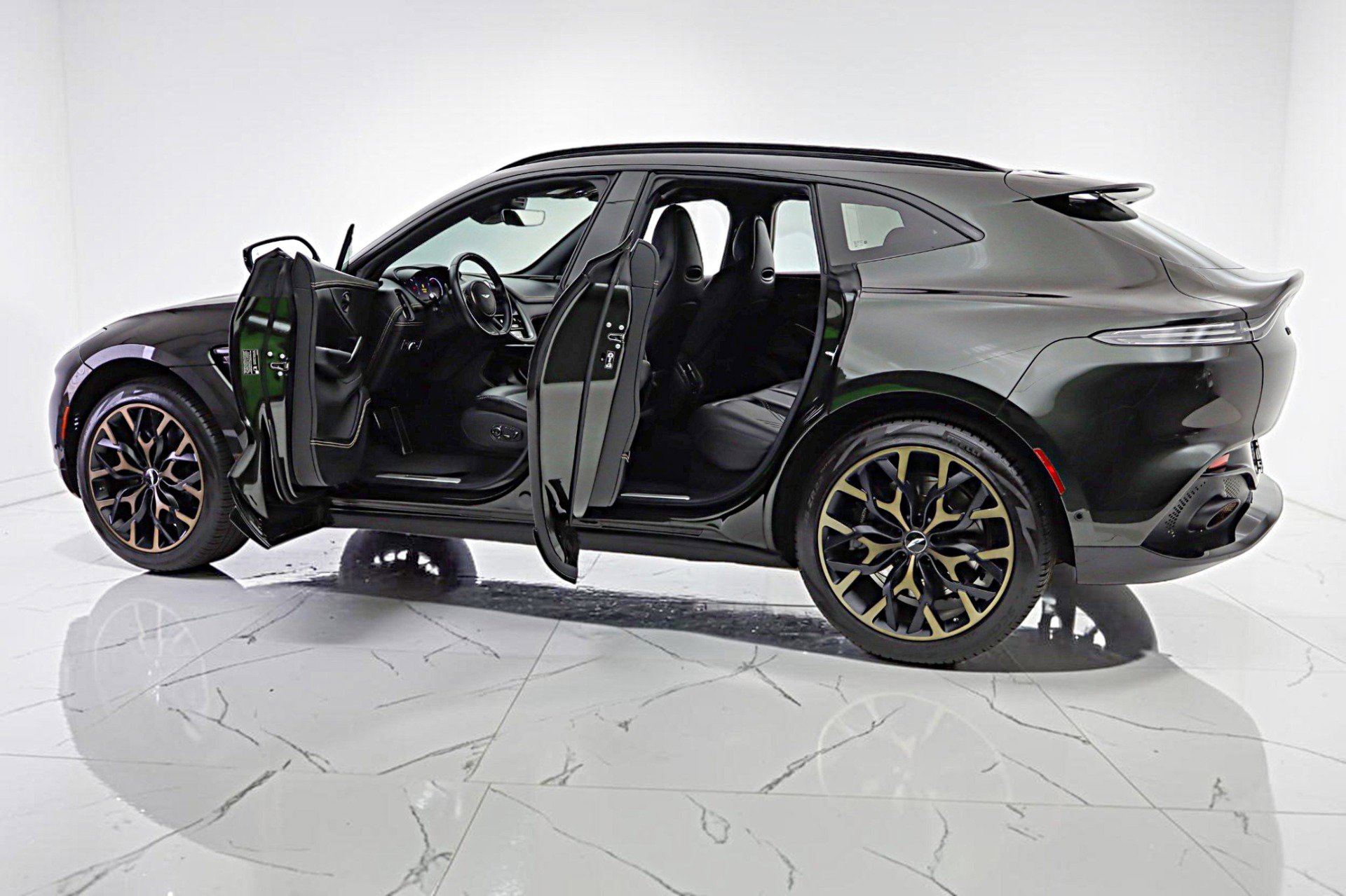Used 2021 Aston Martin DBX AWD/4WD image 5