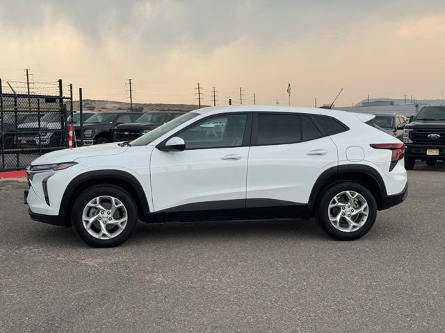 Used 2026 Chevrolet Trax LS w/ LS Convenience Package FWD image 2