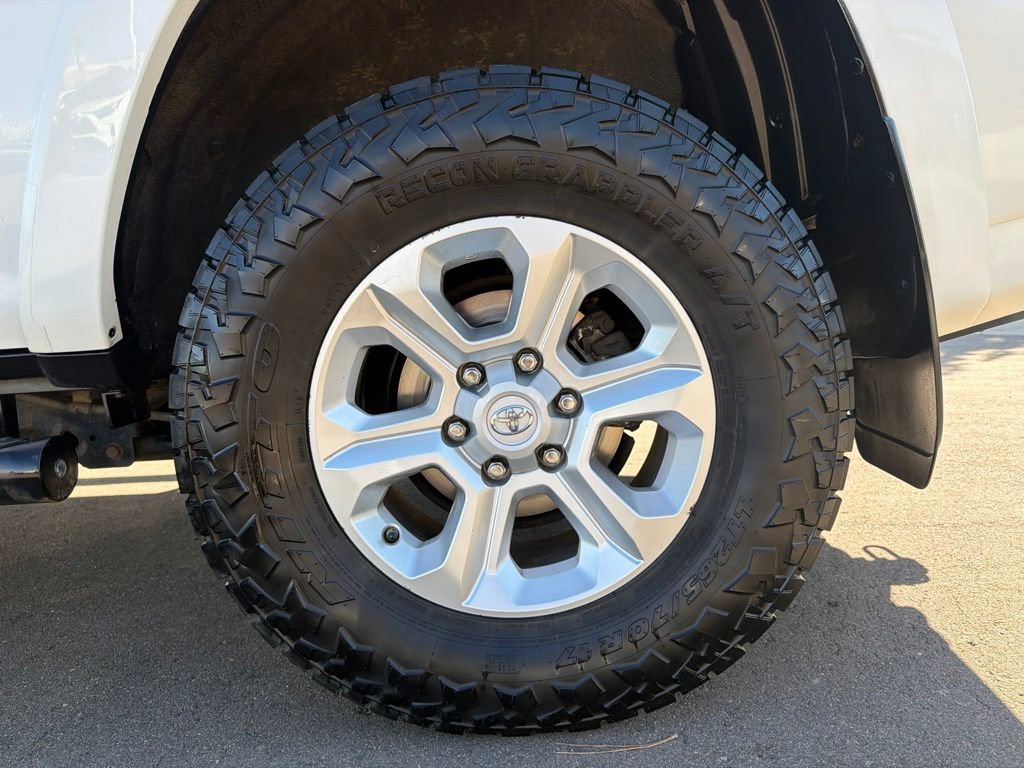 Used 2016 Toyota 4Runner SR5 AWD/4WD image 32