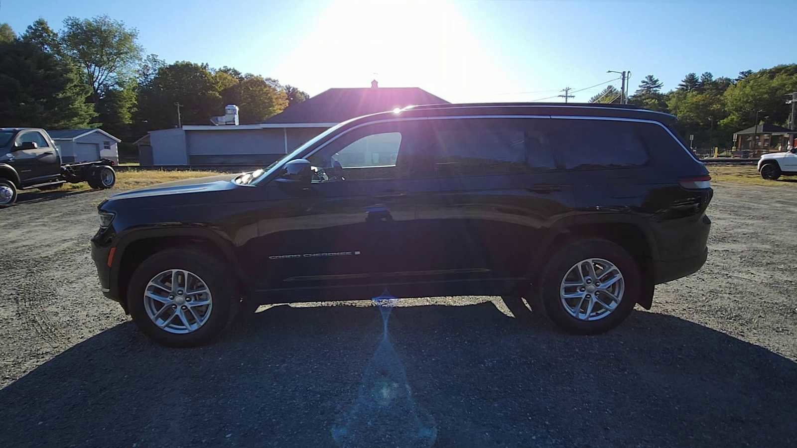 New 2025 Jeep Grand Cherokee L Laredo w/ Luxury Tech Group I image 5