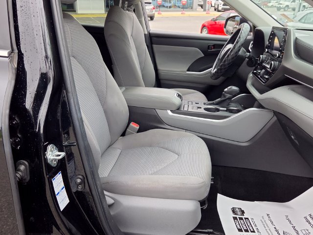 Used 2022 Toyota Highlander LE AWD/4WD image 17