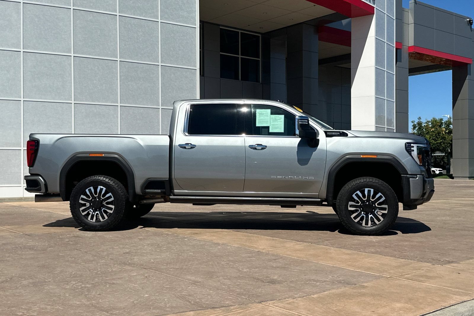 Used 2024 GMC Sierra 2500 Denali Ultimate w/ Max Trailering Package AWD/4WD image 3