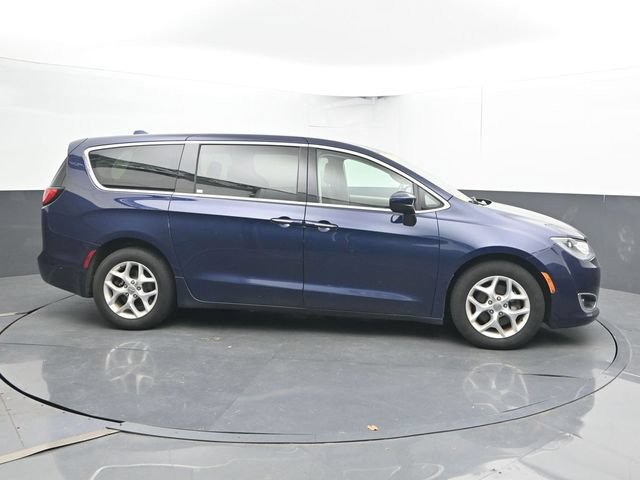 Used 2017 Chrysler Pacifica Touring Plus w/ Tire & Wheel Group FWD image 4