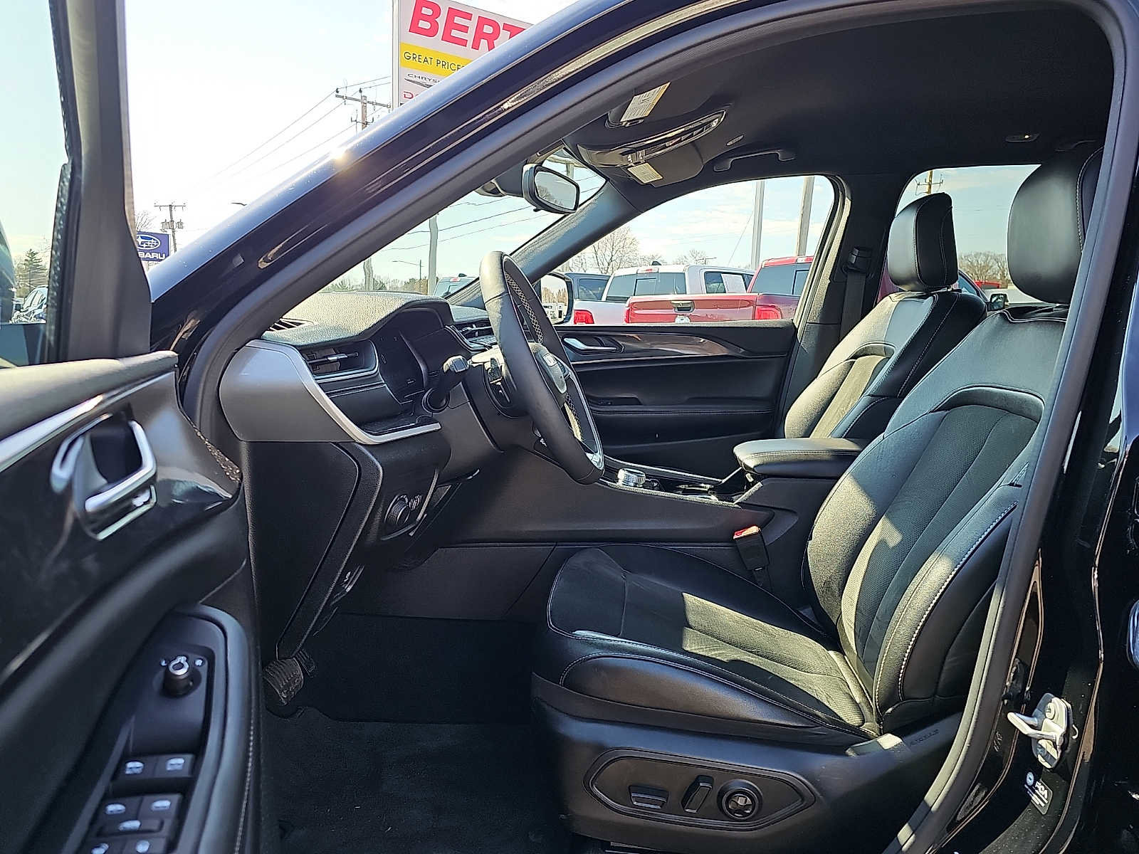 Used 2023 Jeep Grand Cherokee Altitude image 14