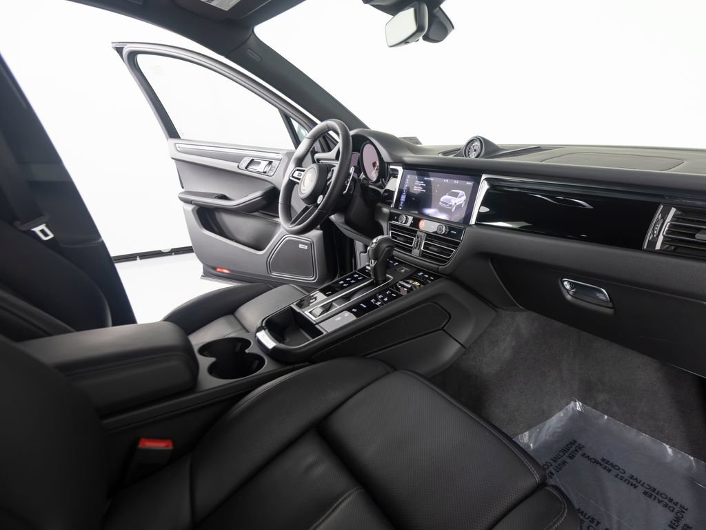Certified 2026 Porsche Macan Turbo AWD/4WD image 31