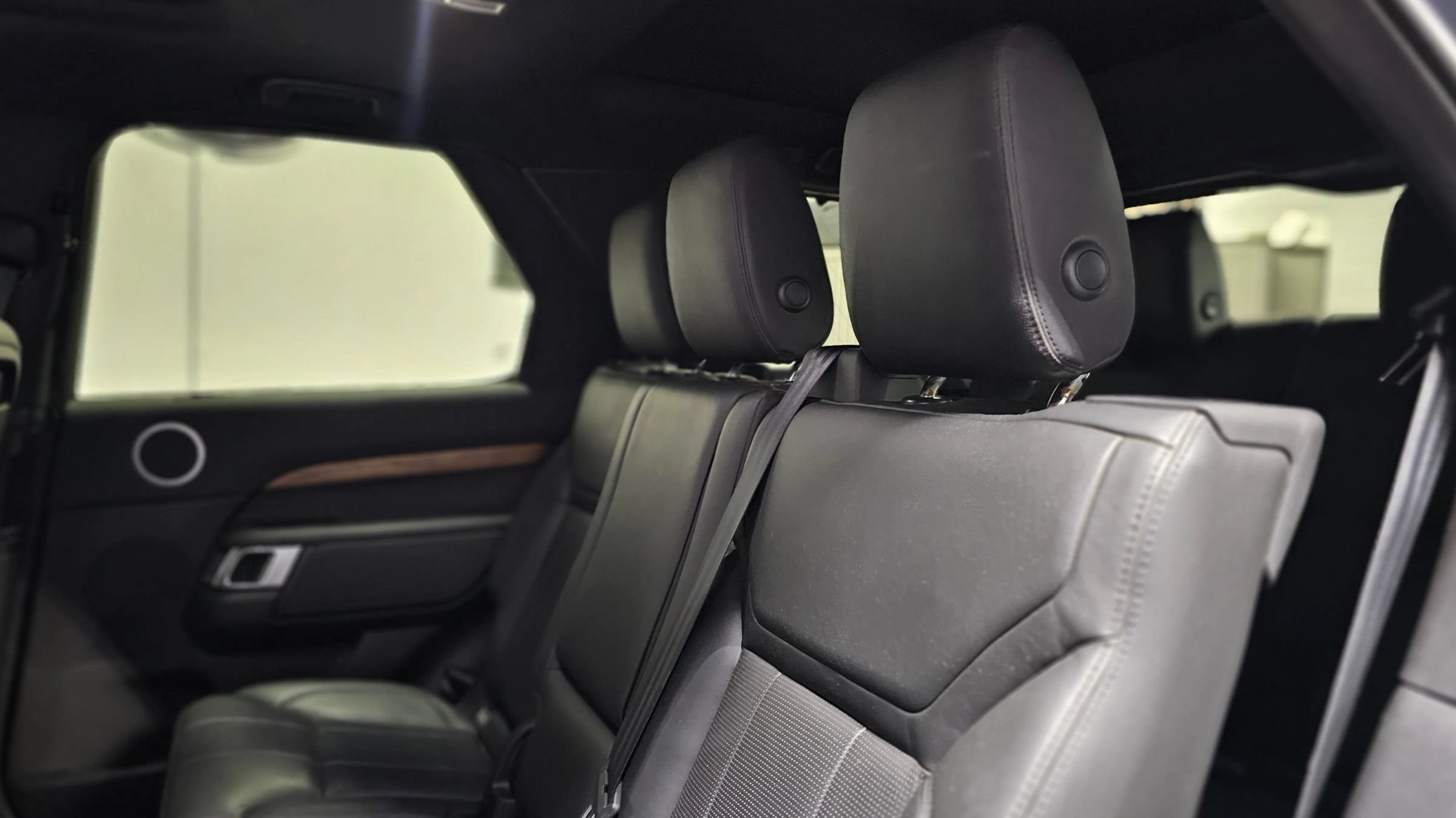 Used 2018 Land Rover Discovery HSE AWD/4WD image 28