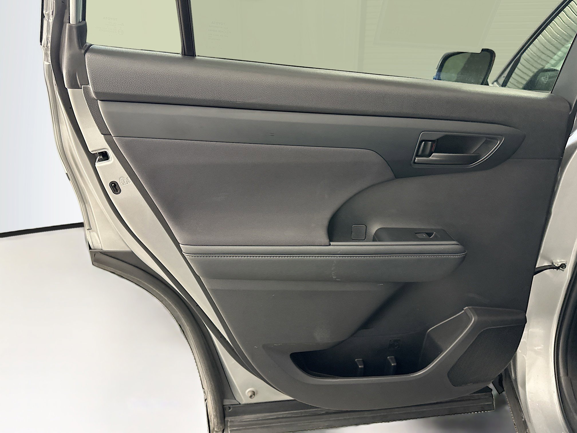 Used 2024 Toyota Highlander LE image 27